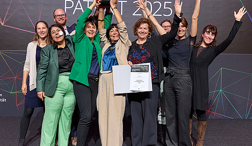 BOKU Wien beim Staatspreis Patent 2025 mit Trophäe auf der Bühne