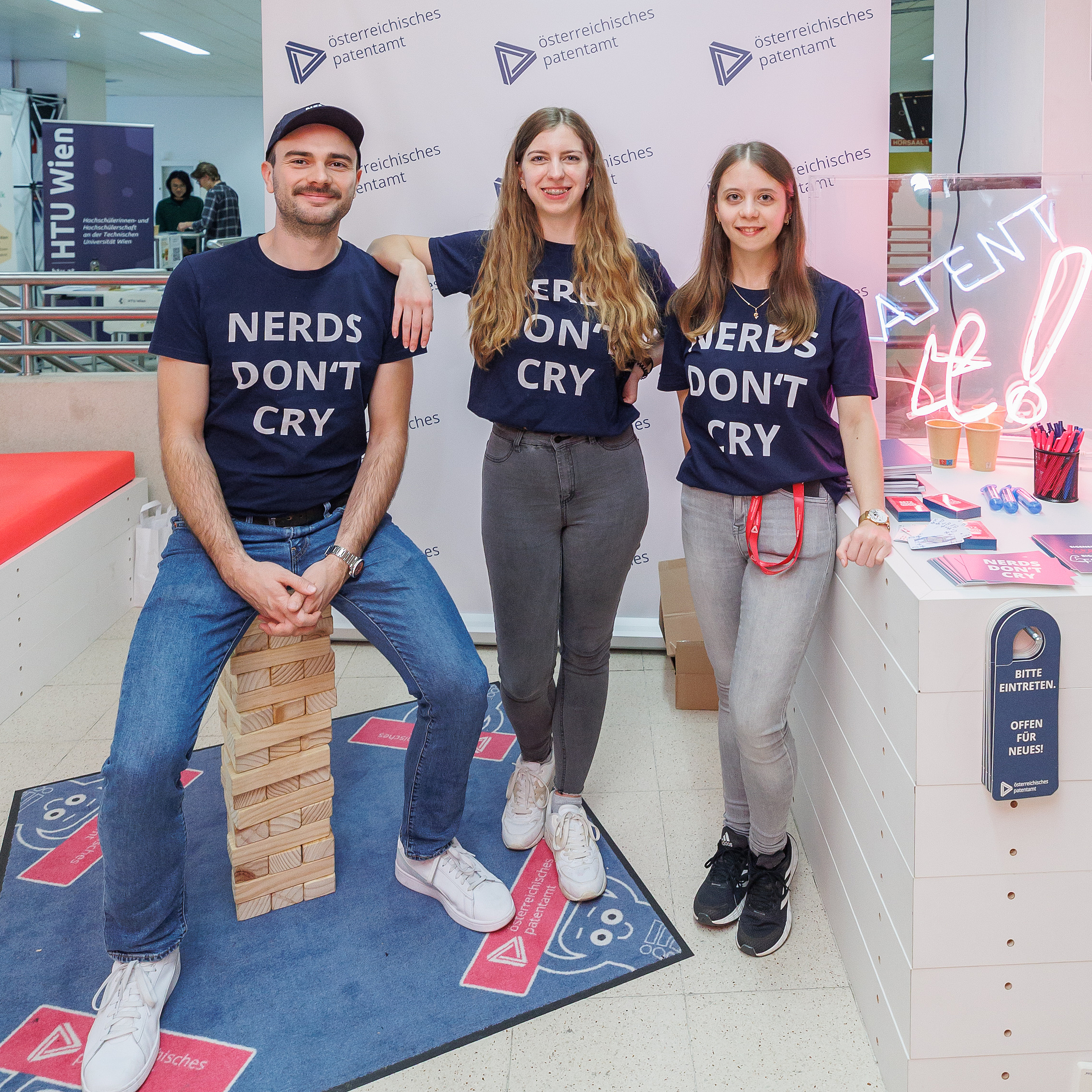 Berater:innen am Messestand