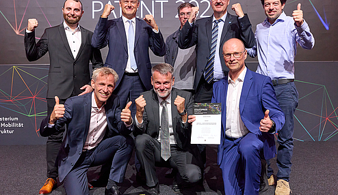 Wienerberger AG beim Staatspreis Patent 2025 mit Trophäe auf der Bühne