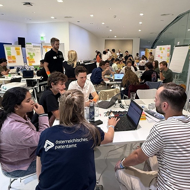 Studierende in einem Beratungsgespräch beim Innovationsmarathon